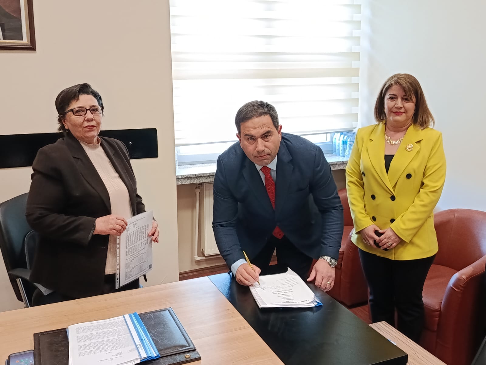 Edirne Esnaf ve Sanatkarlar Odaları Birliği’nde (EDESOB) Harun Özen dönemi resmen başladı. Geçtiğimiz Pazar günü gerçekleştirilen heyecan dolu seçimin ardından, yeni başkan Özen ve yönetim kurulu üyeleri mazbatalarını alarak görevlerine odaklandı.